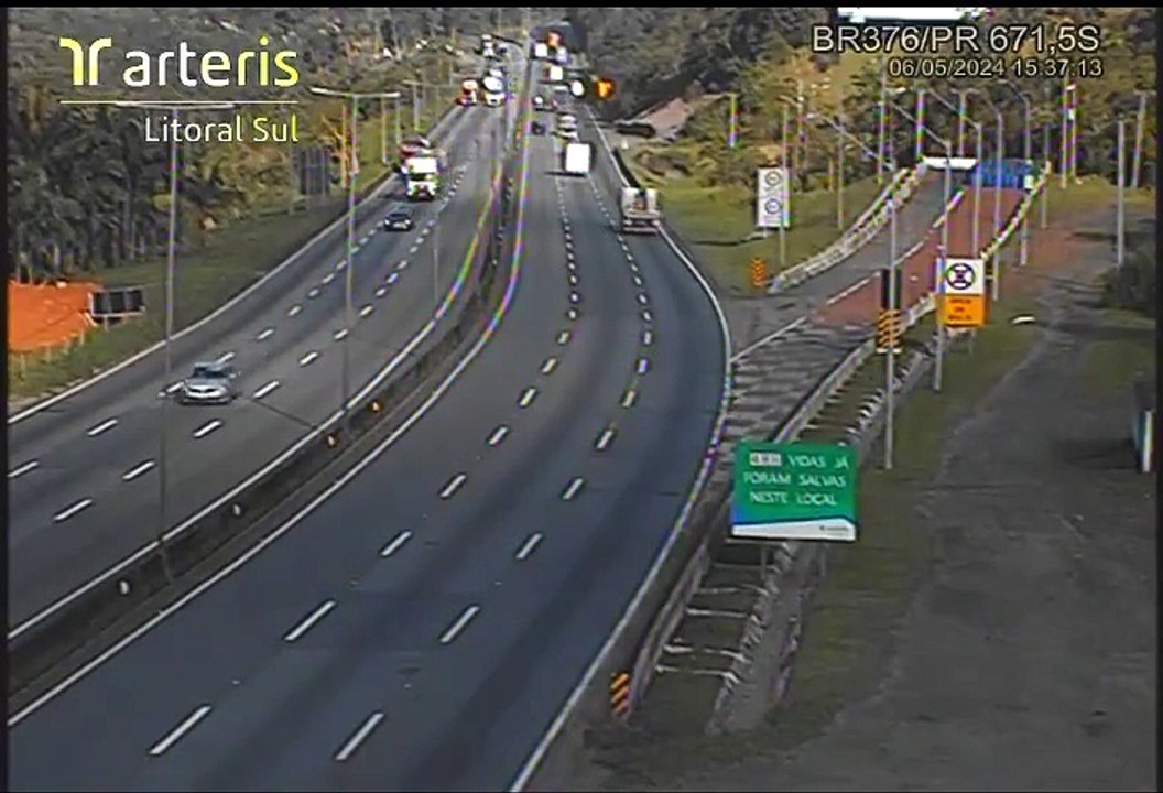 Caminhão com toneladas de geradores evita acidente ao usar área de escape na BR-376