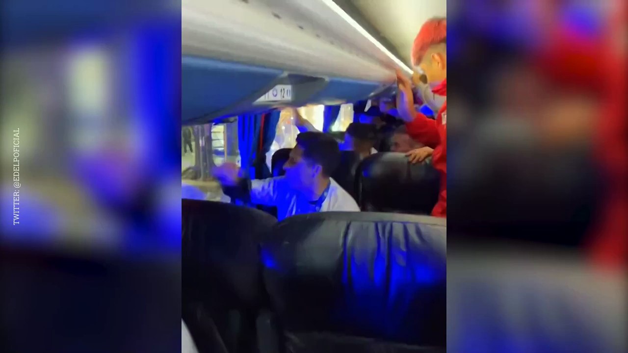 Enzo Pérez sorprende cantando en el micro de Estudiantes de La Plata 🚍