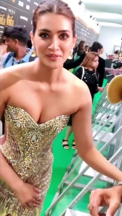 Kriti Sanon Hot | Best Actress Kriti Sanon for Mimi - IIFA | Kriti Verical Edit Video