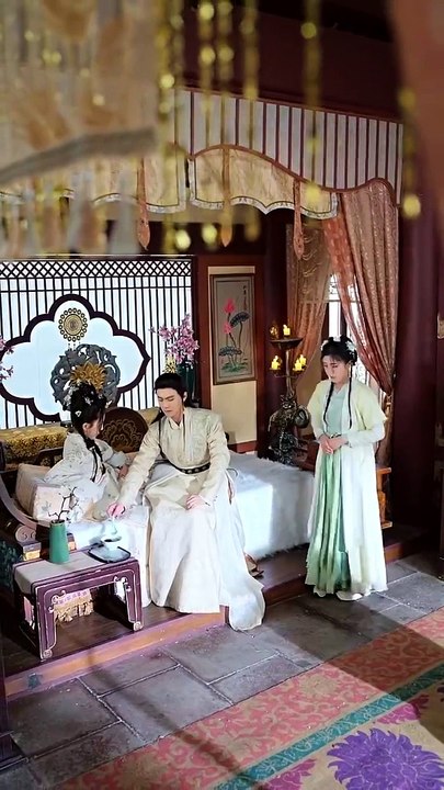 热门短剧推荐 《灵魂互换后皇后娘娘野翻了》 (上)