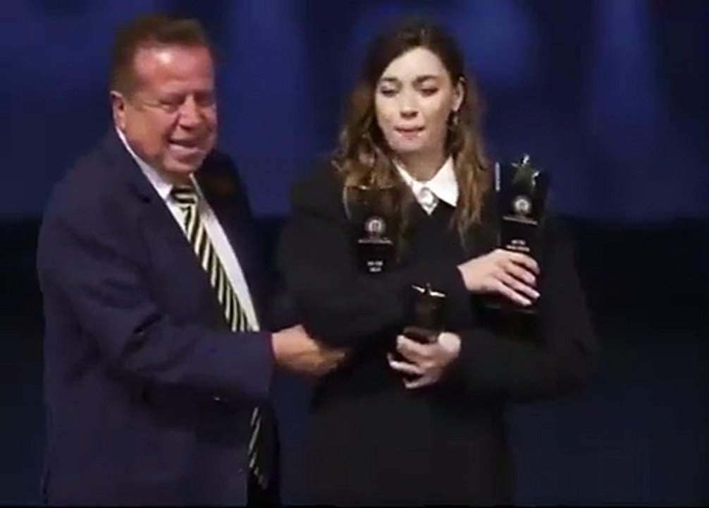 Afra Saraçoğlu temastan hoşlanmadı