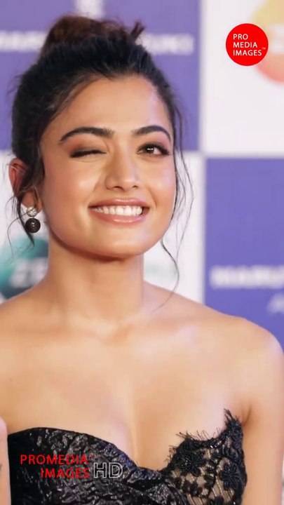 Rashmika Mandanna shows her RAUNCHY THIGHS at Zee Cine Awards 2023