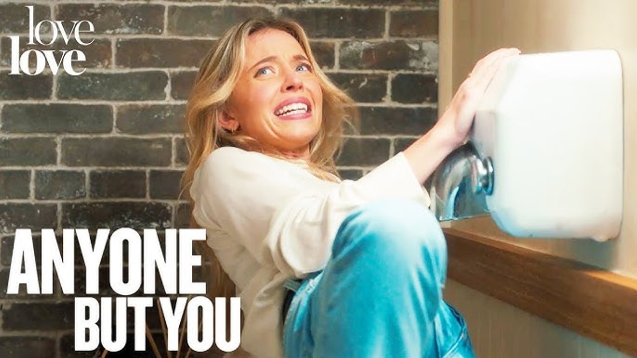 Sydney Sweeney : bathroom scene - Anyone but you