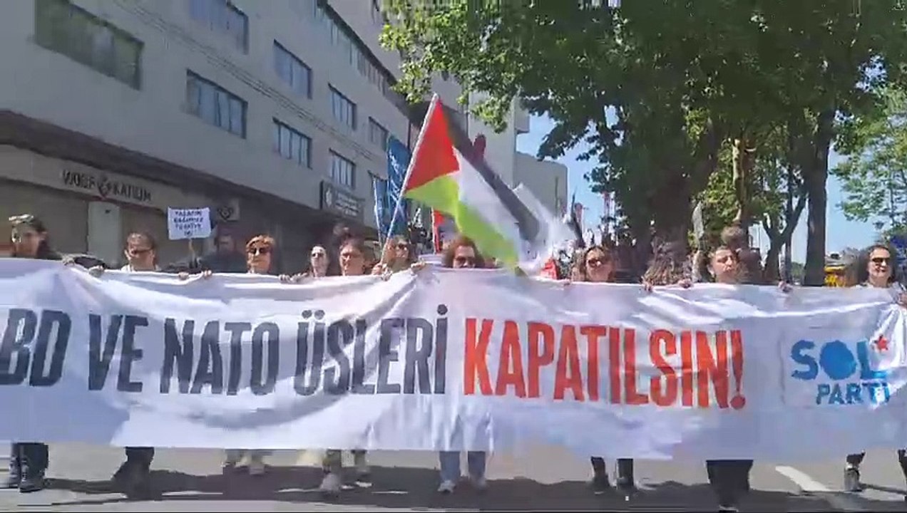 SOL Parti İstanbul'da sahaya indi: 'Kahrolsun emperyalizm!'
