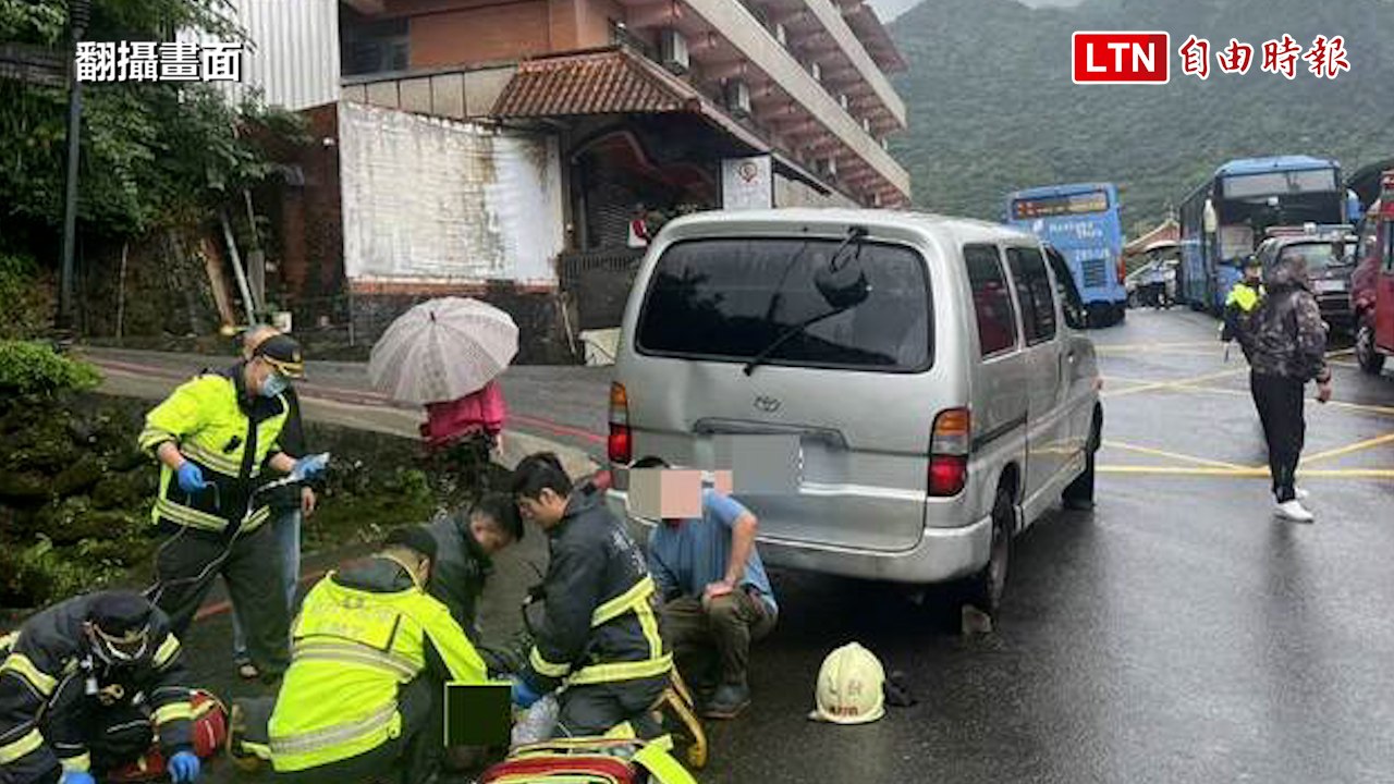 疑未拉妥手煞車小貨車倒退嚕  駕駛肉身阻擋慘遭輾斃（新北市瑞芳警分局提供/翻攝畫面）