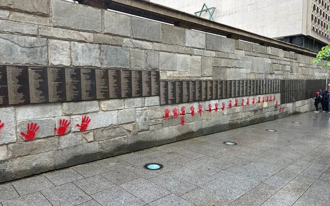 Paris : le Mur des Justes du mémorial de la Shoah vandalisé avec des mains rouges
