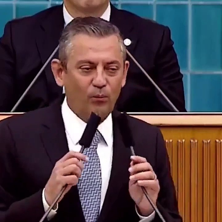 ‘Sus, sus, sus!’ Özgür Özel çiftçiye fırçayı bastı