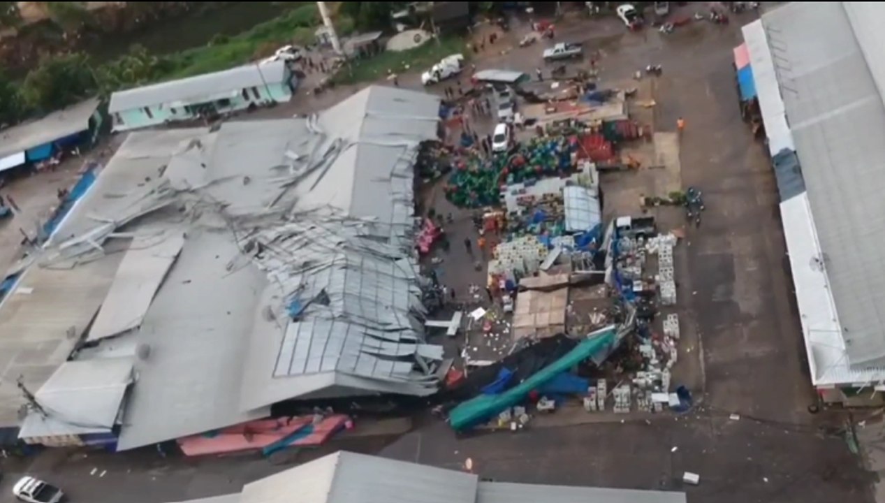 เปิดคลิปนาทีพายุฝนถล่ม ทำหลังคาตลาดไทยเจริญถล่มทับผู้ค้าเจ็บหลายราย