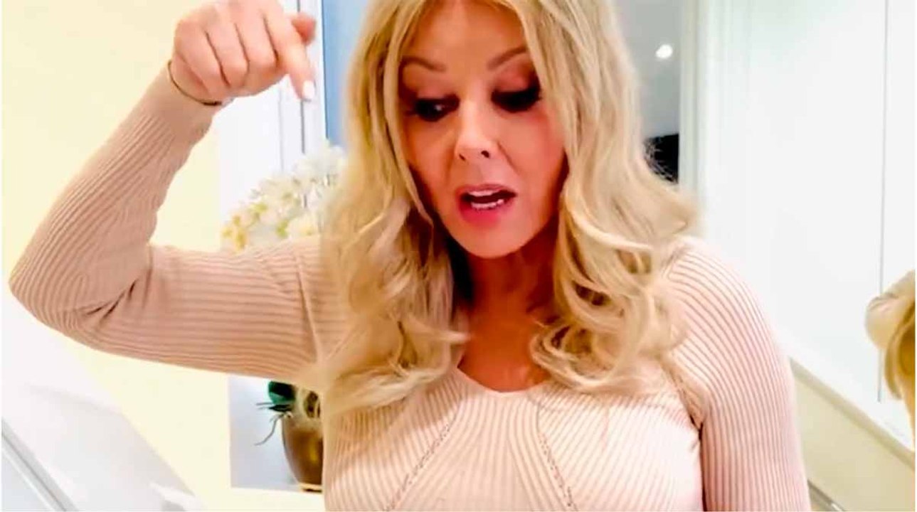 63-vuotias, entinen BBC-juontaja, esittelee kurvejaan paljastavassa asussa