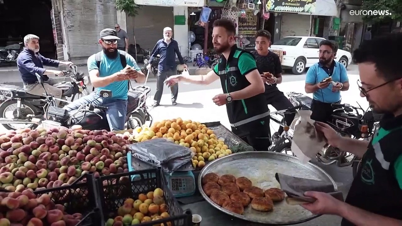 شاهد: "تحلاية فرحاً بمقتل طاغية إيران".. أهالي إدلب يوزعون الحلوى في الشوارع ابتهاجاً لمقتل رئيسي