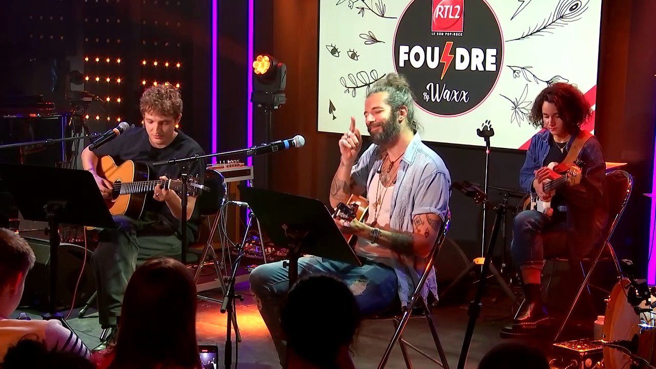 Aliocha Schneider et Waxx interprètent "Ensemble" en live dans Foudre