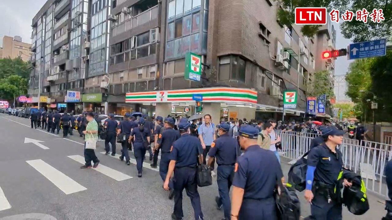 立院外反擴權民眾集結！ 17點警力換班 青島東路架鐵欄防衝突