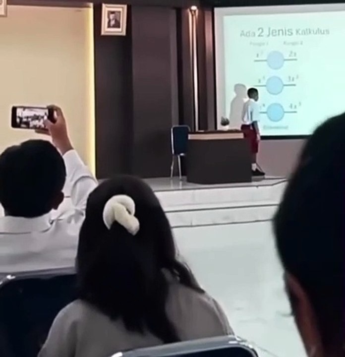 DOSEN CILIK, SEORANG SISWA KELAS 6 SD MENGAJAR DI UNIVERSITAS CENDRAWASIH