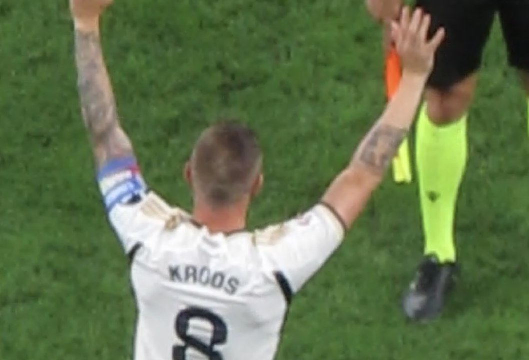 Pasillito a Kroos
