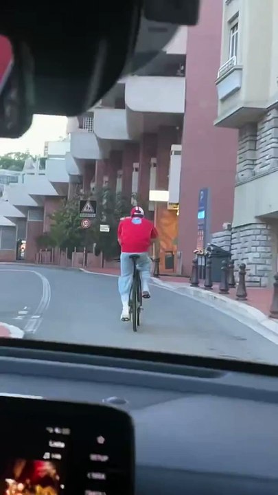 Charles Leclerc de bicicleta após o GP do Mónaco