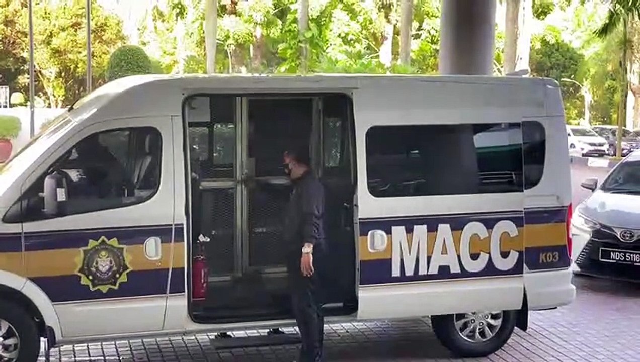 收贿私放罗厘离开机场 4税官面控不认罪