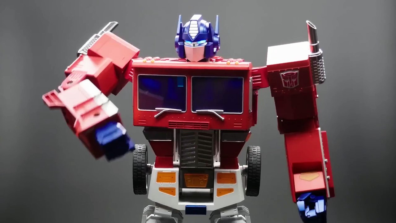 TRANSFORMERS Auto-Converting Optimus Prime Built by Robosen