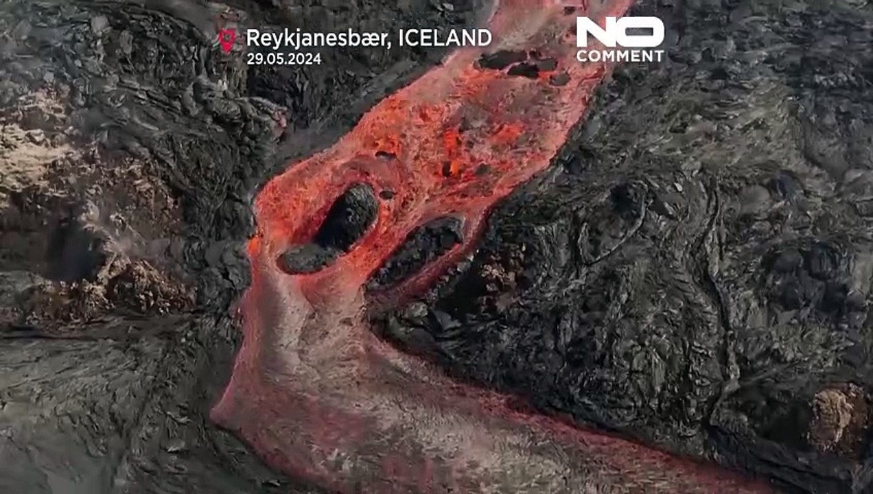 В Гриндавике снова извергается вулкан