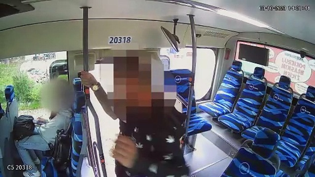 Zapłaci 10,5 tys. zł za celny rzut butelką w autobus