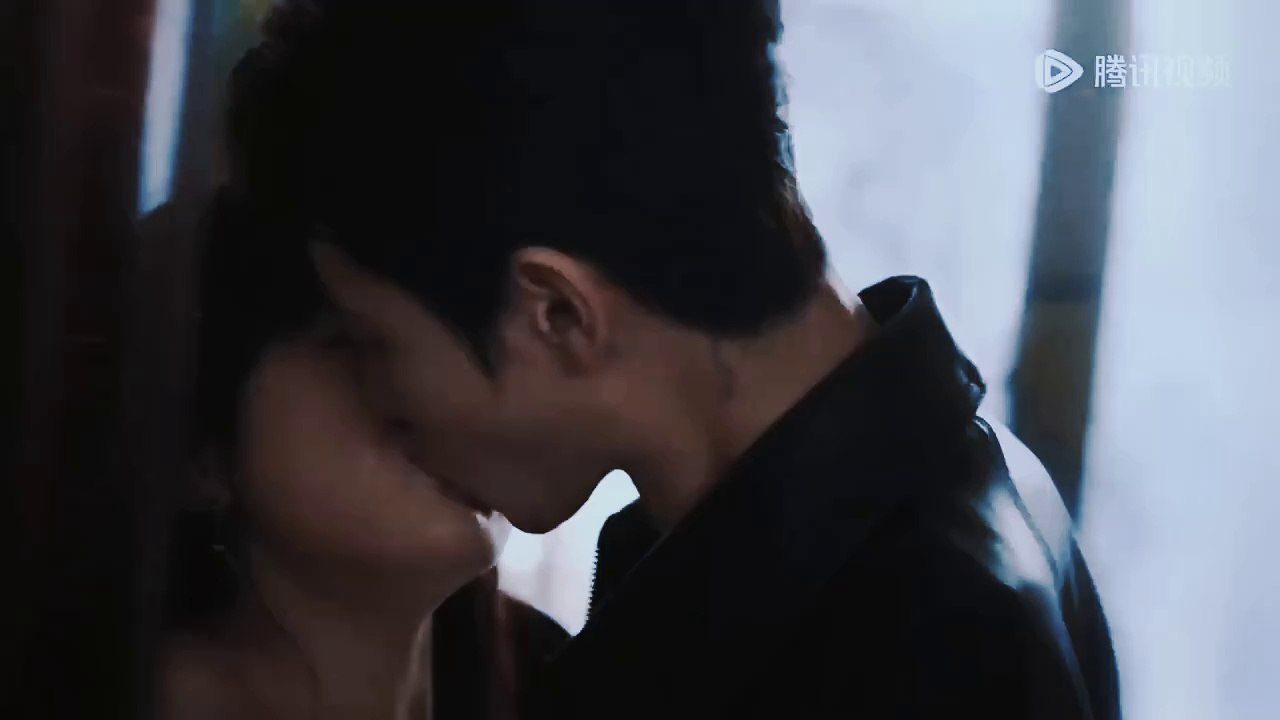 Forever Love (EP1): Intruder kisses the resident to avoid being caught