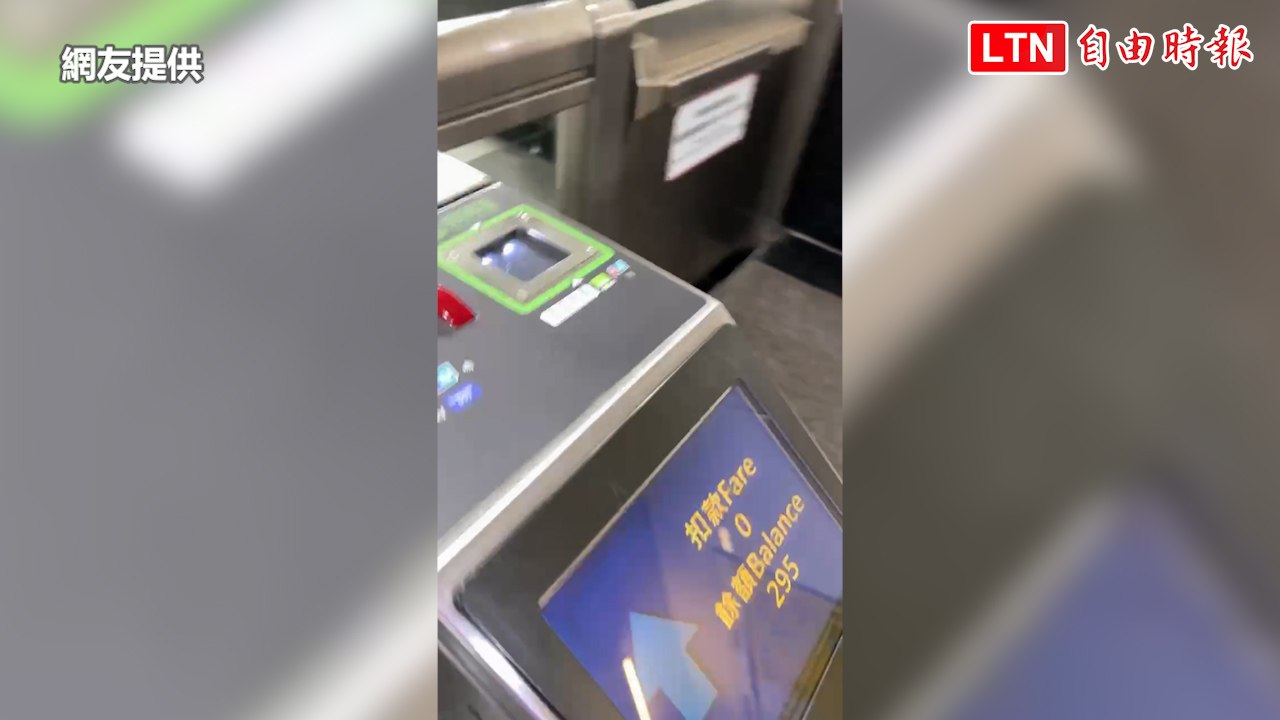 高捷月台閘門廣告語音被聽成「賴清德」？ 補習班廣告啦（網友提供）