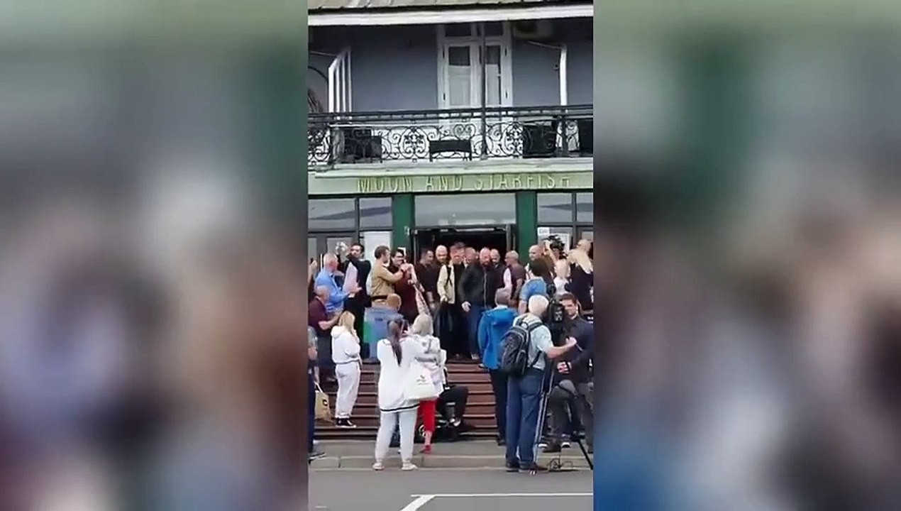 Nigel Farage si prende un milkshake in faccia al suo primo comizio elettorale