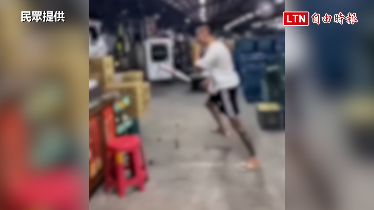員林果菜市場半夜出現球棒隊 3煞狂砸水果攤（民眾提供）