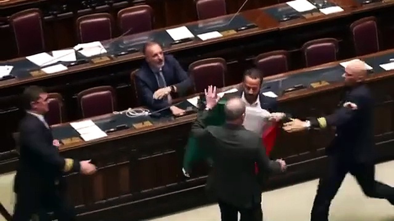 Pelea en el parlamento italiano