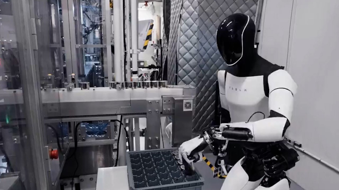 Optimus, el robot humanoide de Tesla, ya trabaja en sus fábricas