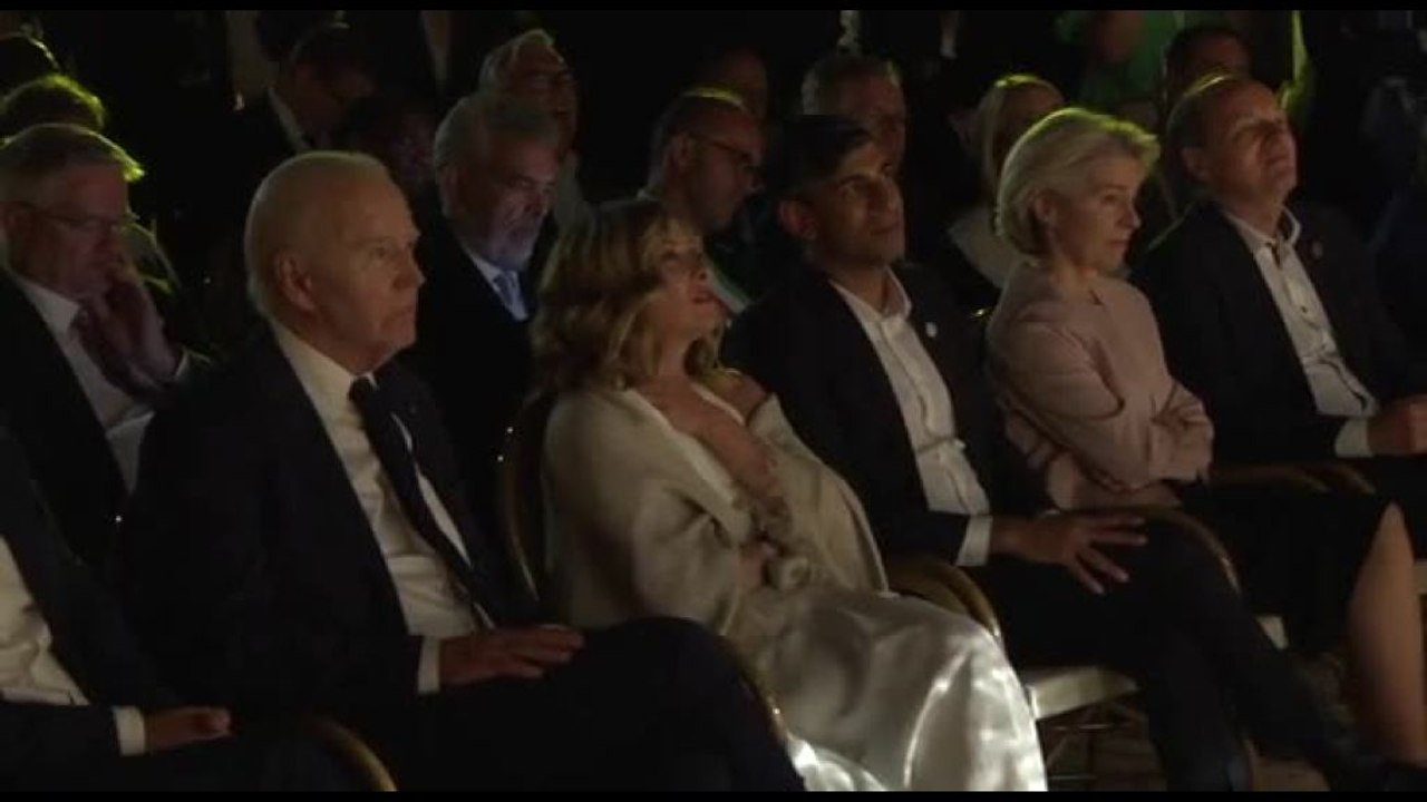G7, l'esibizione di  Bocelli per i leader. Meloni tra Biden e Sunak