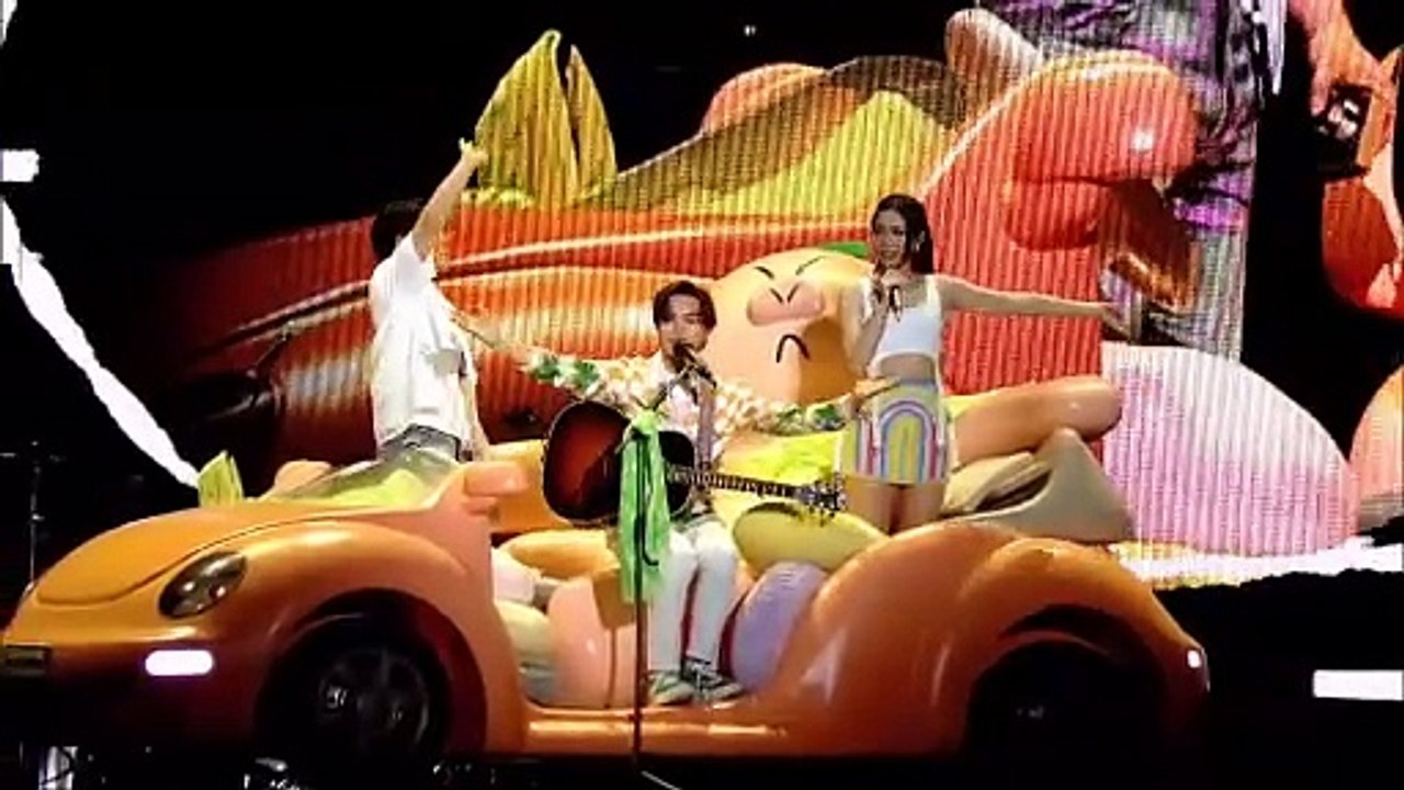 全场跟唱感动哭 告五人见证歌迷求婚