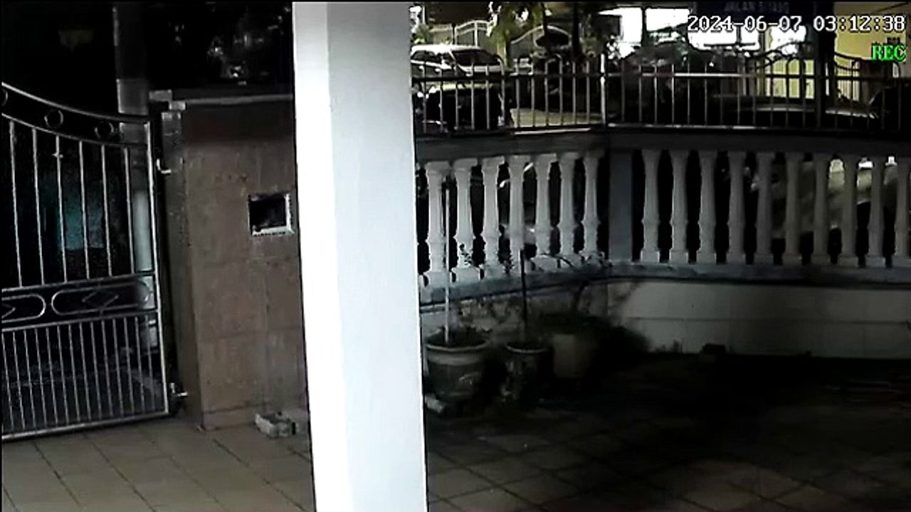 老父倾家荡产还债 还是借 “败家仔”连累家人被烧车