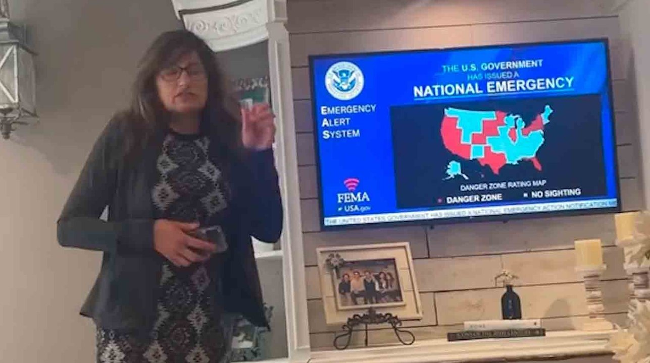 Hulvaton video: Poika huijaa äitiään uskomaan, että avaruusolennot ovat hyökkäämässä