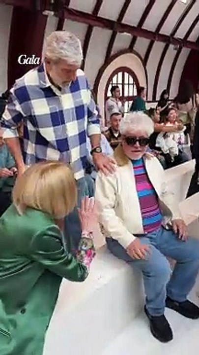 GALA VIDÉO - Emily Ratajkowski, Sabrina Carpenter, Luke Newton au défilé Loewe