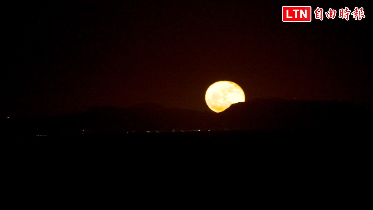 一輪紅月升綠島  民眾衝台東海邊攝月