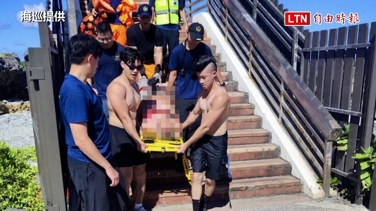 阿公脫隊摔三仙台溝壑 返台華僑肌肉帥哥幫忙扛(海巡提供)