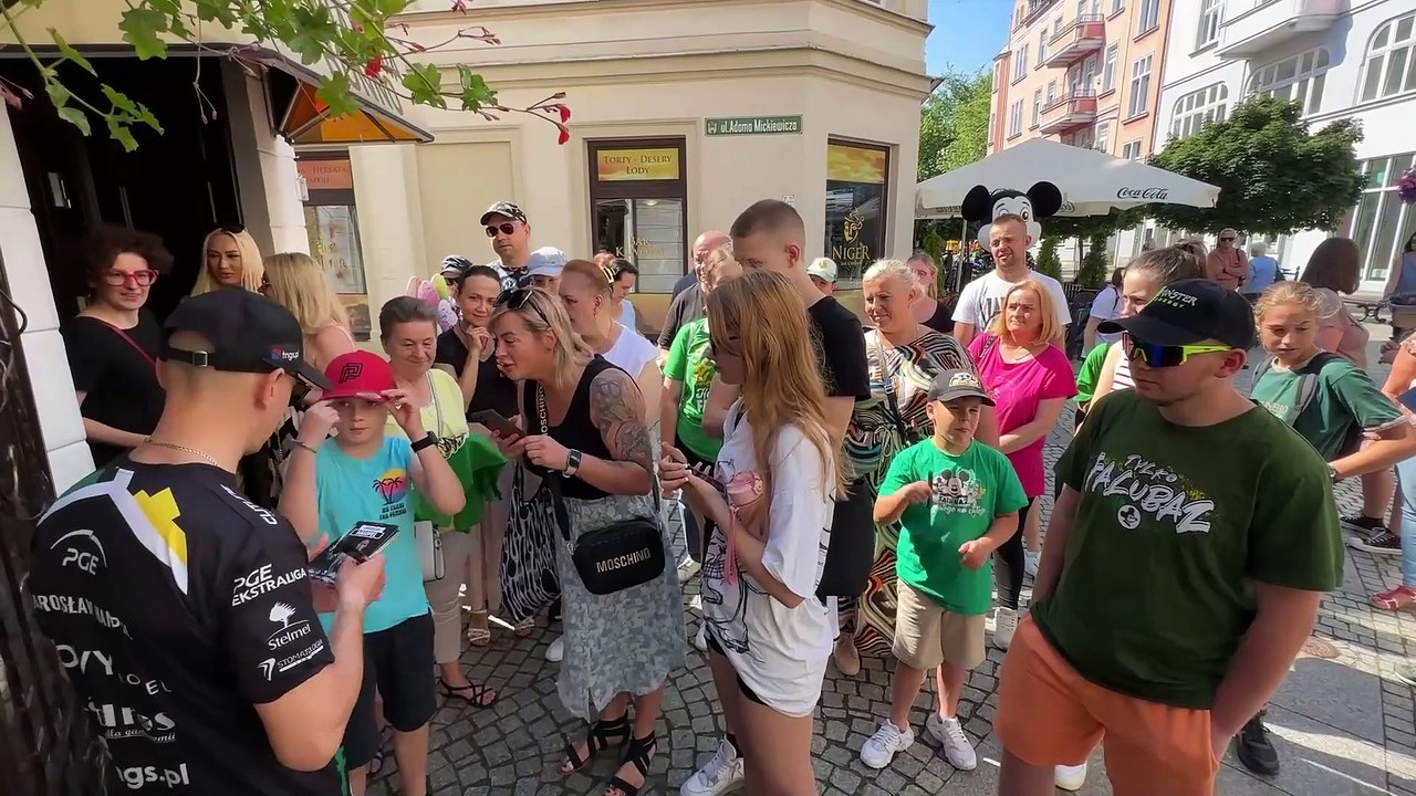 Gazeta Lubuska. Jarosław Hampel na deptaku w Zielonej Górze