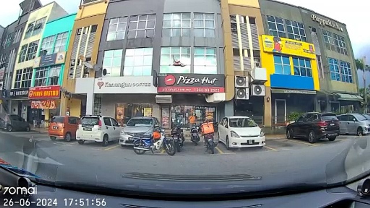 送餐员逆行险撞轿车 还恶人先告状骂司机