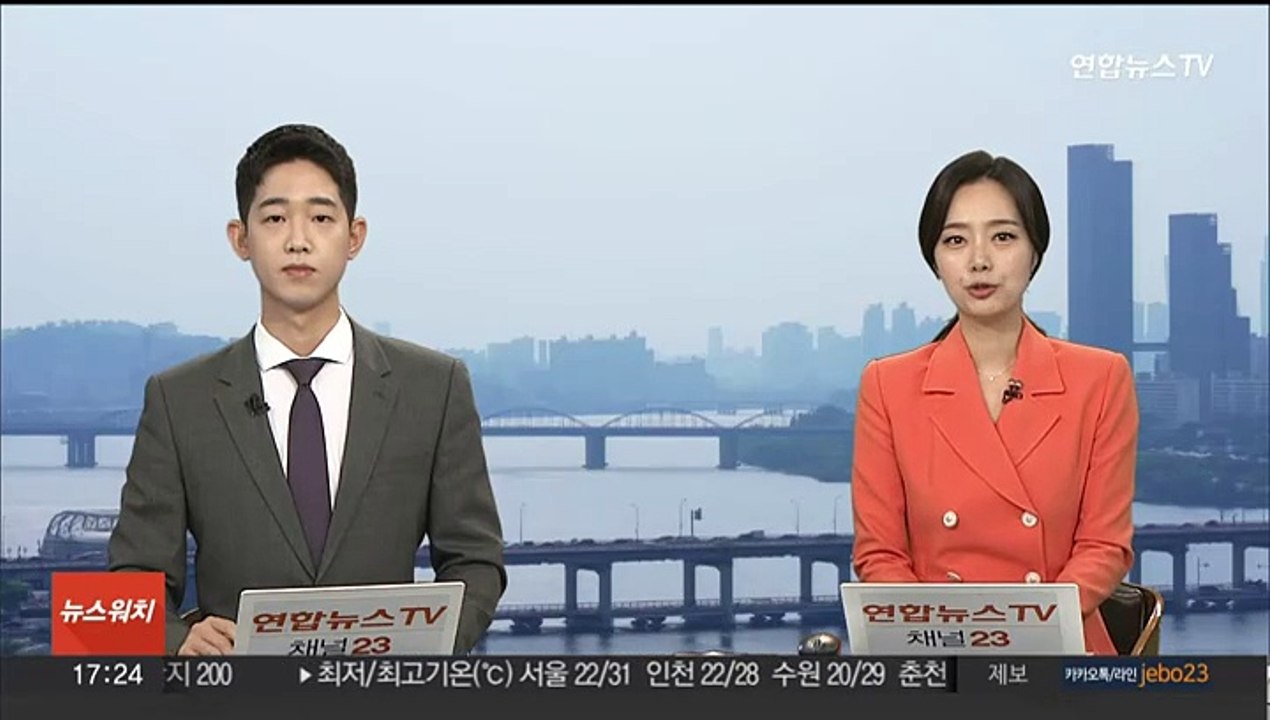 휴식중인 손흥민, 동네 축구장에 깜짝 등장