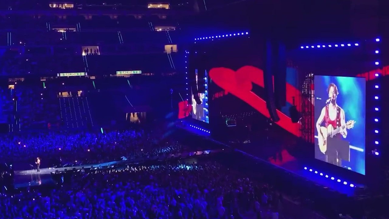 El 'Hala Madrid' de Manuel Carrasco ante el Bernabéu lleno