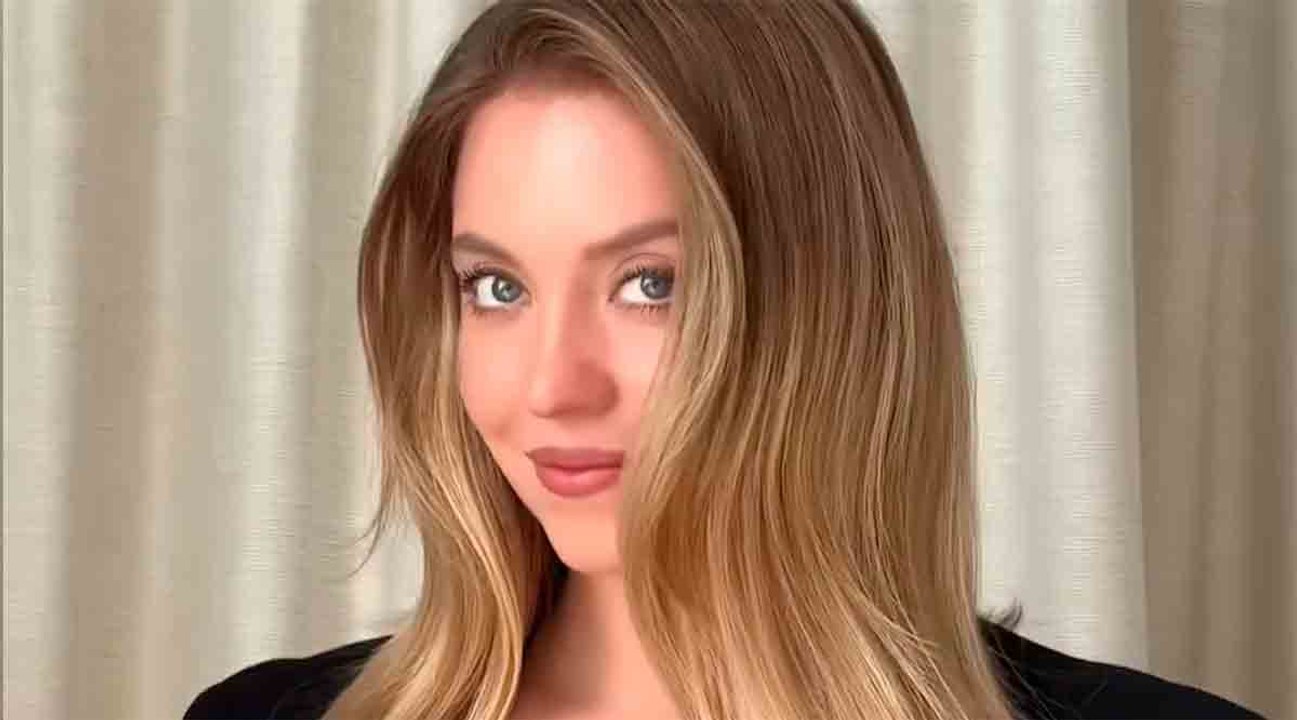 Sydney Sweeney melkein paljasti liikaa käyttäessään mustaa mekkoa palkintotilaisuudessa