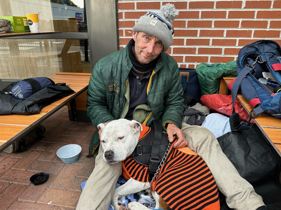 Homeless Mansfield man and dog seek accommodation as temperatures drop