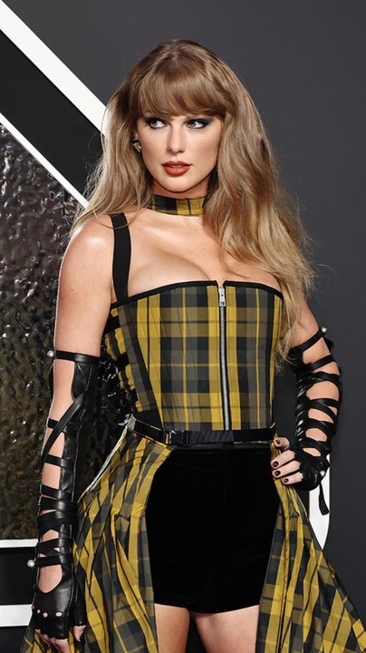 Taylor Swift cuenta una divertida anécdota con Travis y anima a sus fans a que voten.