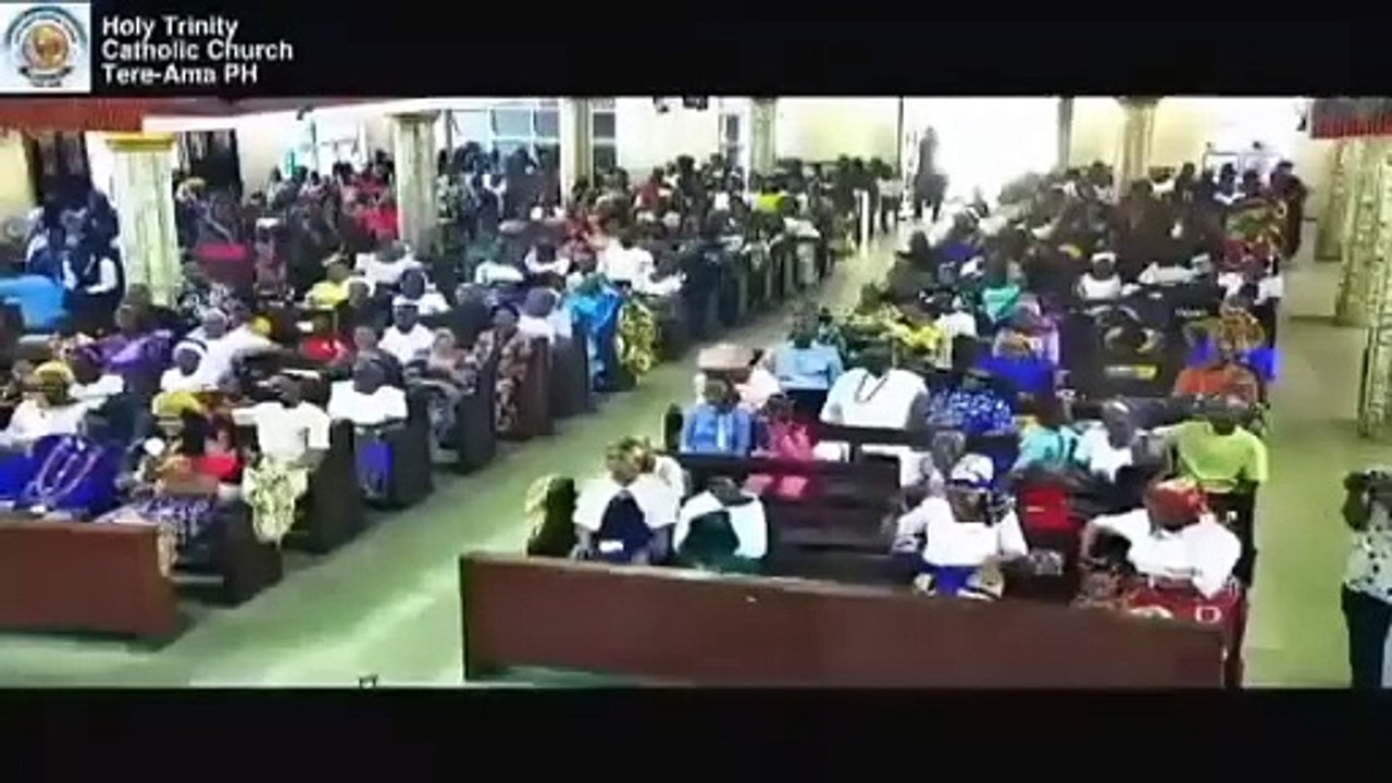 Un prêtre catholique chante Love Nwantiti de CKay sur l'autel (VIDEO)
