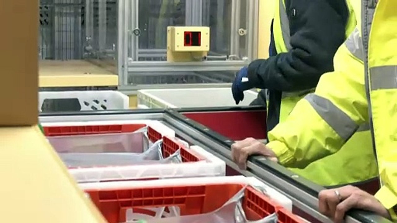 Rishi Sunak visits distribution warehouse