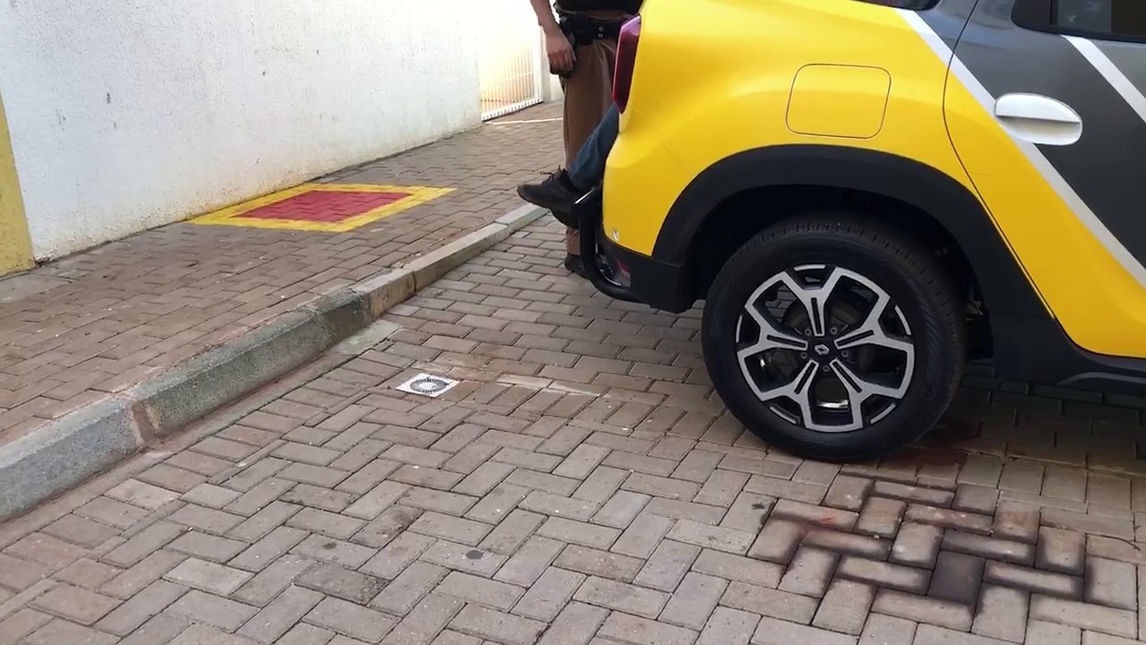 Homem comparece a Vara de Execução Penal e funcionários verificam mandado de prisão em aberto