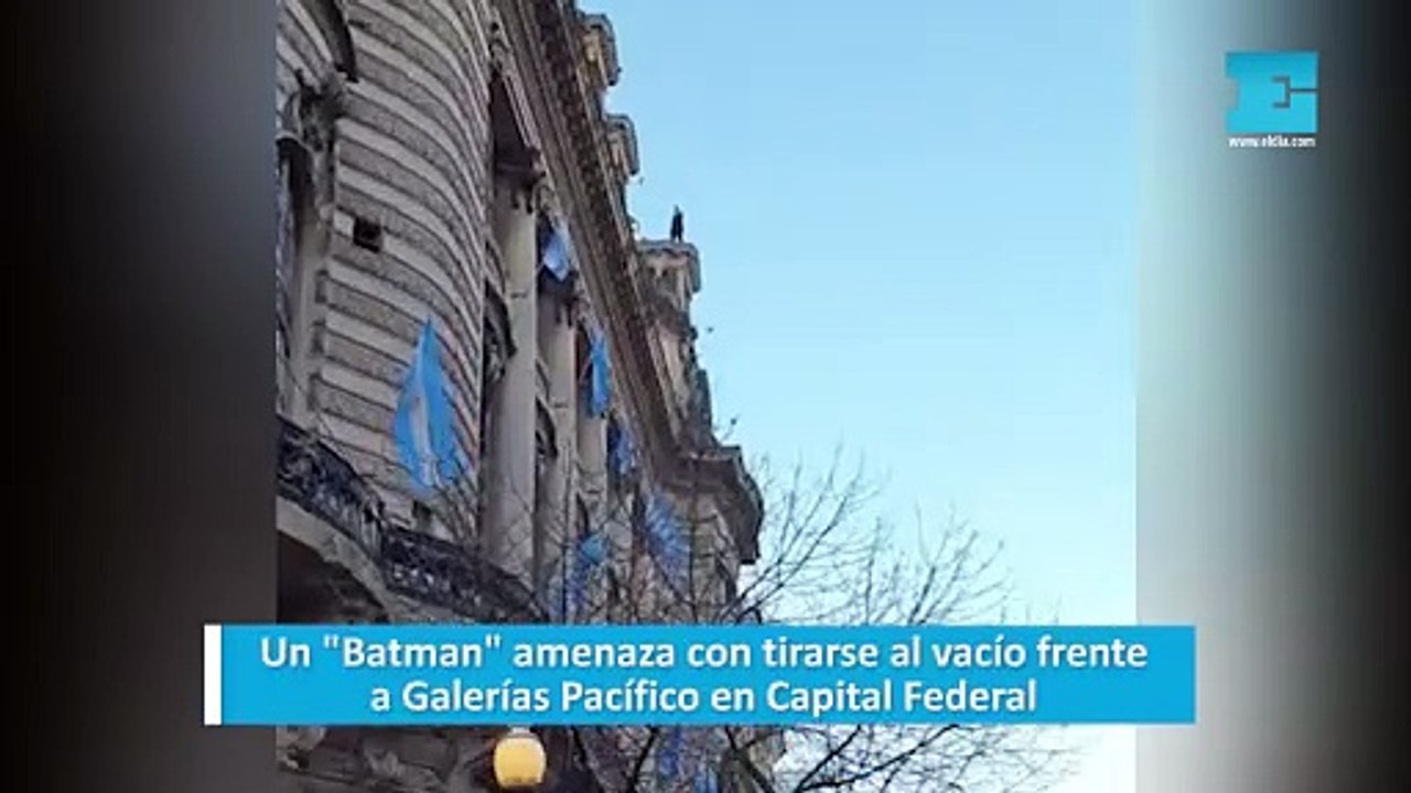 Un "Batman" amenaza con tirarse al vacío frente a Galerías Pacífico en Capital Federal
