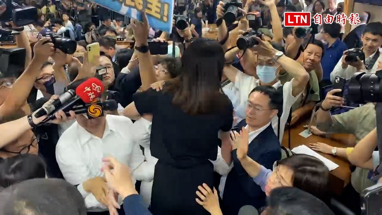 選罷法修法爆口角！綠高喊「內線交易」 傅崐萁面色鐵青離場