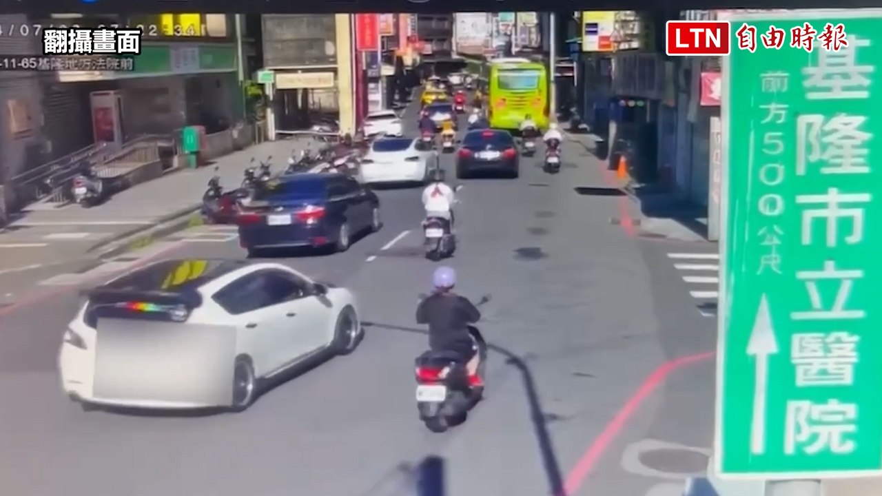 超車起糾紛當街玩起「碰碰車」 警約談兩車主到案說明(翻攝畫面)