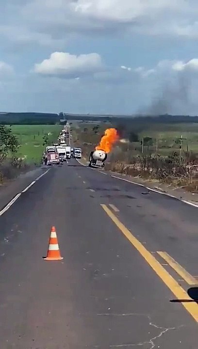 Camion cisterna explota